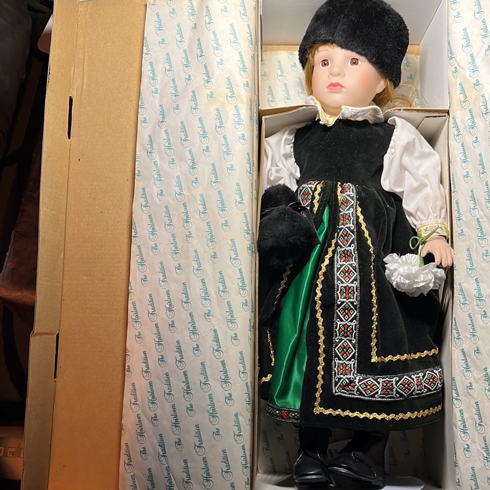 Heirloom International Doll Collection. - Picture 1 of 4